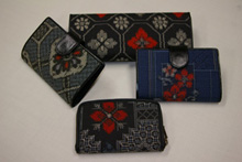 村山大島紬の象徴的な柄を織り込んだ粋な小物。