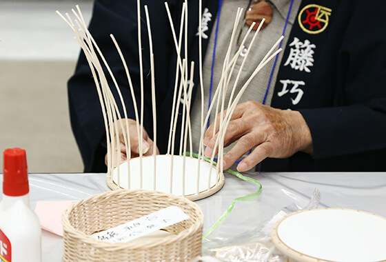 東京籐工芸の体験ブース写真